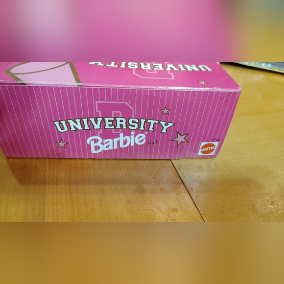 Barbie University of Connecticut Huskies Cheerleader 1996 Mattel - SEALED - Picture 2 of 3